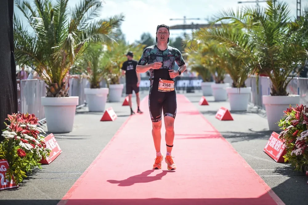 Adrian beim Zieleinlauf auf dem roten Teppich