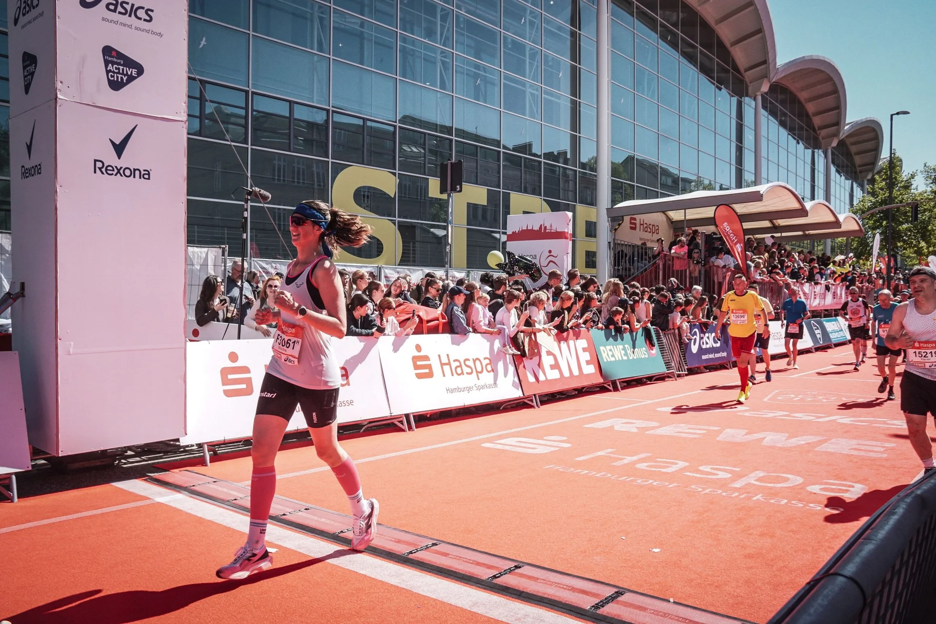 Emotionale Zieldurchfahrt beim Marathon mit offenen Armen