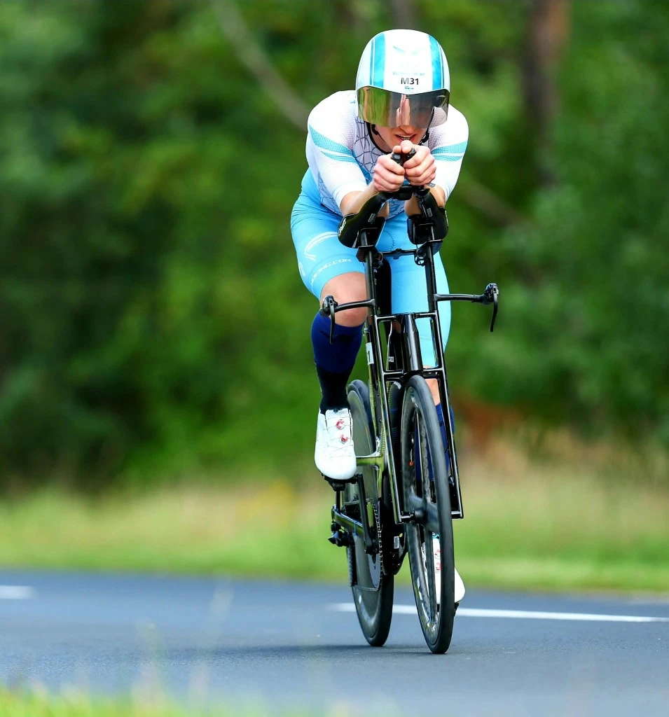 Jan Höing auf dem Triathlon-Zeitfahrrad in aerodynamischer Position