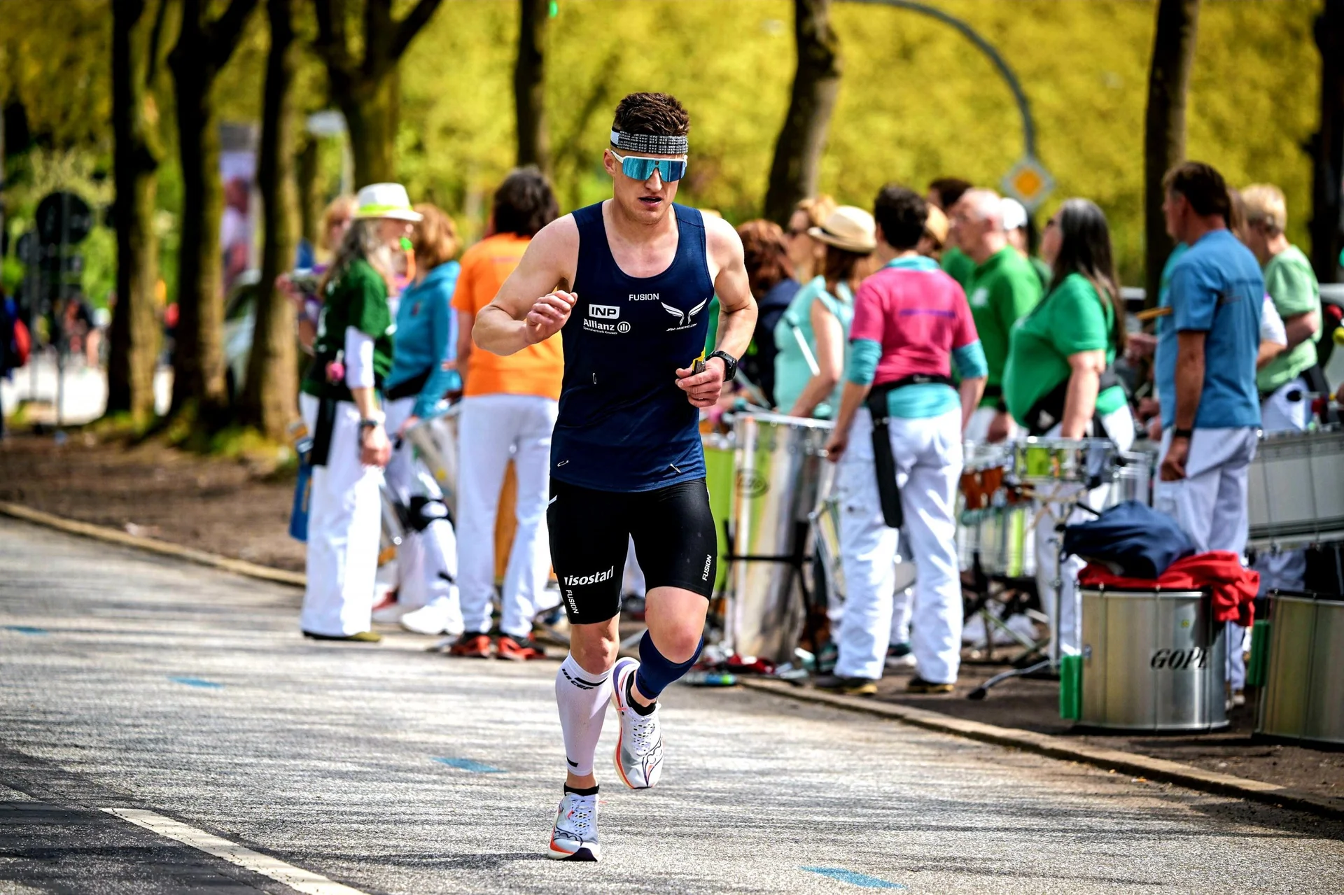 Jan Höing im dynamischen Laufschritt beim Triathlon